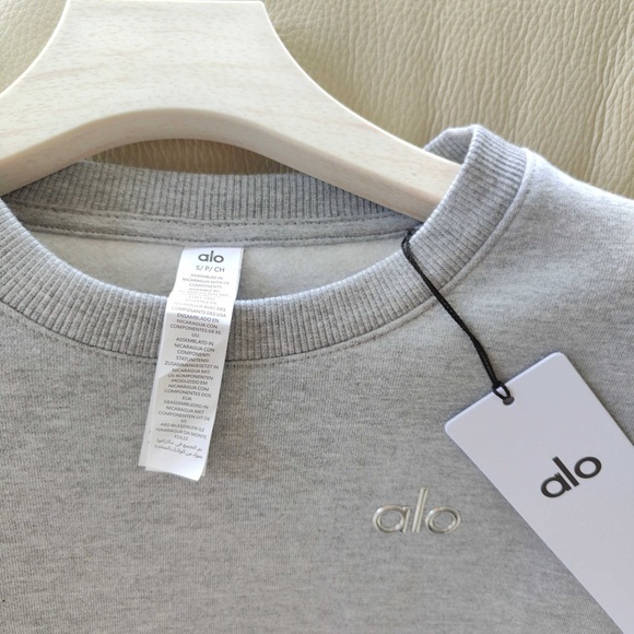 ALO Yoga Light Gray Sweatshirt - Picture 2 of 3